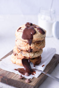 pilha cookies de nutella com cobertura de chocolate